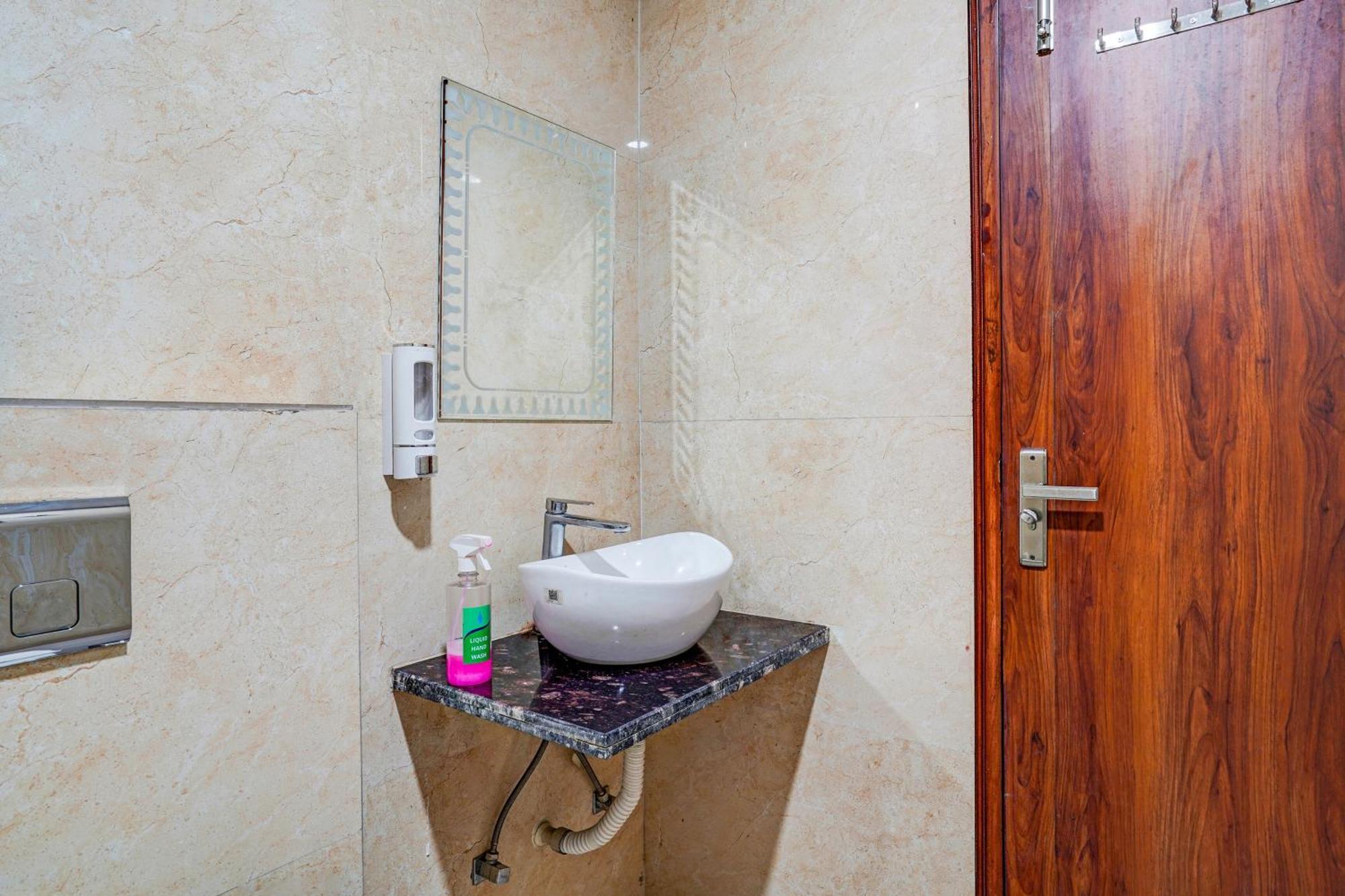 Collection O White Saffron Near Rohini Sector 18 Metro Station Hotel Delhi  Exterior photo